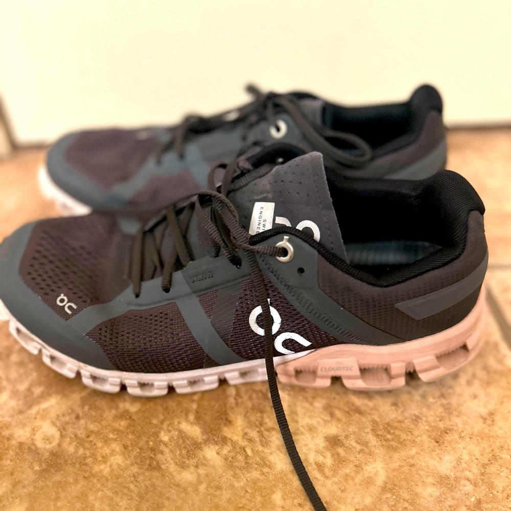 On cloud women’s running shoe cloud flow black and pink 6.5